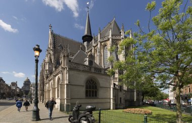 Brussels, Belçika. 3 Mayıs 2018: Kilise Notre Dame Du Sablon tarafından yürümek kişilerle dış.