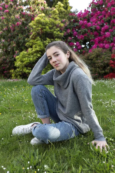 Tahun Remaja Duduk Taman Dengan Rumput Dan Bunga Diambil Limoges — Stok Foto