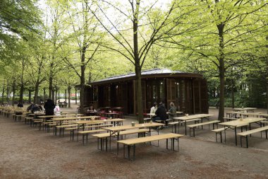 Brussels, Belçika. 3 Mayıs 2018: Teras insanlarla Brüksel Belçika başkentinde bir içki alarak. Günün yatay almak.