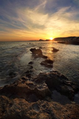 İspanya 'nın Alicante ilindeki La Cala de Cantalar' da günbatımı.