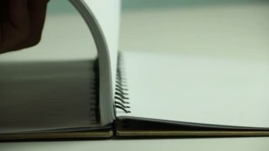 Boş sayfa ile yakın çekim açık kitap