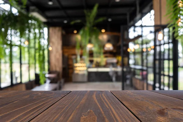 Lege Houten Tafel Van Bruin Aan Voorzijde Achtergrond Wazig Koffieshop — Stockfoto