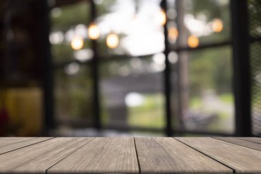 Ahşap masa ön arka plan bulanık