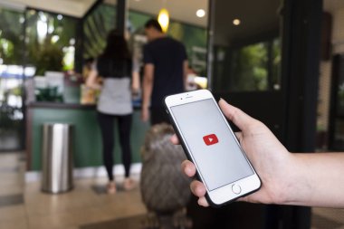 Chiang Mai, Tayland - 22 Eylül 2018: Kadın yakından Apple iphone 6 kafede Youtube uygulaması için kullanılır. YouTube applecation en popüler.