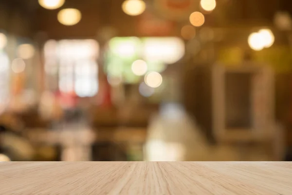 Houten tafel van bruin voor onscherpe achtergrond, gebruik voor prese — Stockfoto