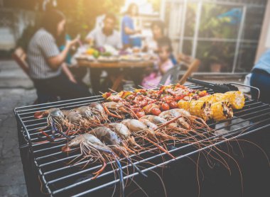 Barbekü partisi mutlu yaz aile ev açık vintage tarzı üst ve alt kömür sobası yemekte.