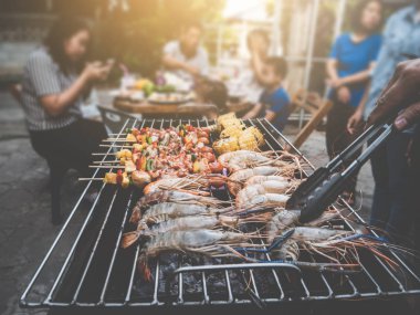 Barbekü partisi mutlu yaz aile ev açık vintage tarzı üst ve alt kömür sobası yemekte.