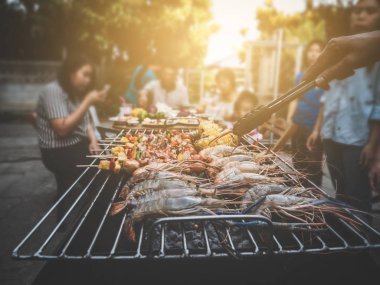 Barbekü partisi mutlu yaz aile ev açık vintage tarzı üst ve alt kömür sobası yemekte.