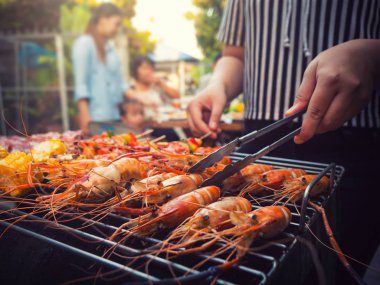 Barbekü partisi mutlu yaz aile ev açık vintage tarzı üst ve alt kömür sobası yemekte.