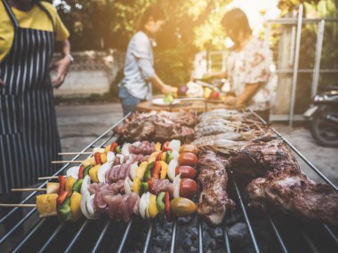 Barbekü partisi mutlu yaz aile ev açık vintage tarzı kömür sobası yemekte.