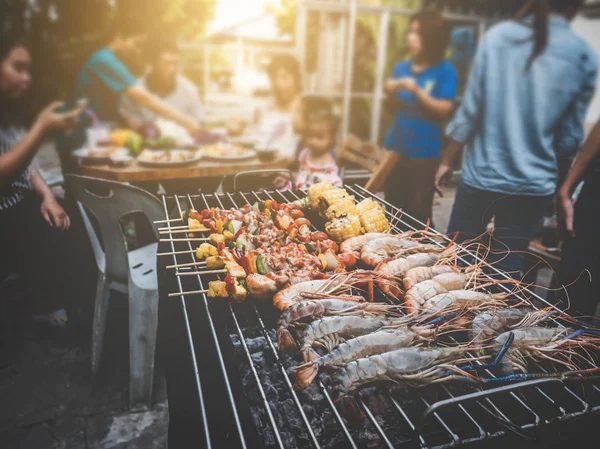 Barbekü partisi mutlu yaz aile ev açık vintage tarzı üst ve alt kömür sobası yemekte.