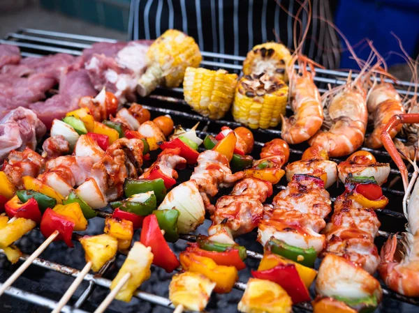 Tayland vintage tarzı Barbekü ve karides üzerinde kömür sobası.