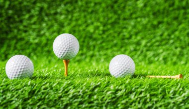 Yeşil çim arka plan, tee closeup ile golf topu. Yaz oyun oyun.