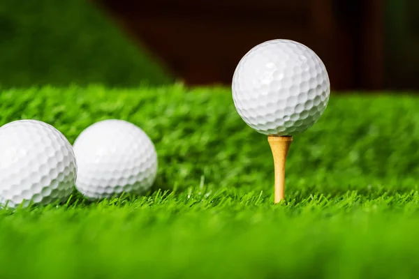 高尔夫球与绿色草背景 在三通特写 夏季游戏播放 — 图库照片
