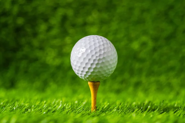 Golfball Mit Grünem Grashintergrund Auf Abschlag Nahaufnahme Sommerspiel — Stockfoto