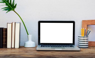 Mockup laptop ile iş çalışma alanı için dekoratif Web sitesi tasarımcısı ileti örneği.