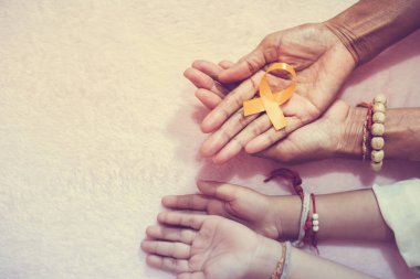 Büyükanne el ve torunu kanser farkındalık kurdele işareti vintage resim tarzı ile üst görünümü.