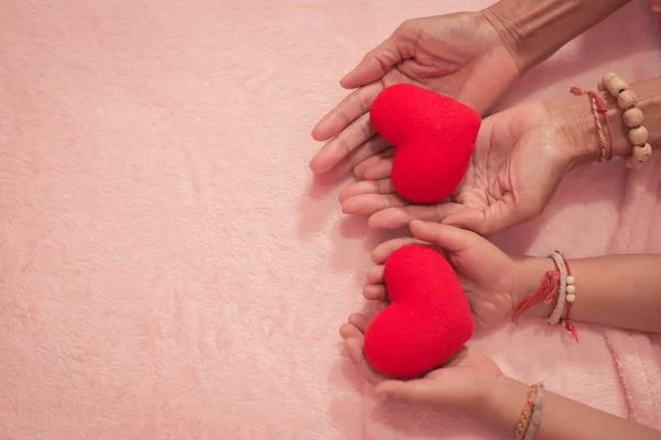 Groupe Mains Tenant Cœur Rouge Pour Amour Jour Pour Concept — Photo