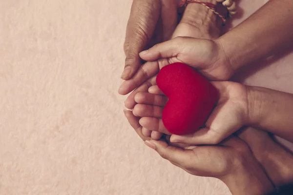 Grupo Manos Sosteniendo Corazón Rojo Para Amor Day Por Concepto —  Fotos de Stock