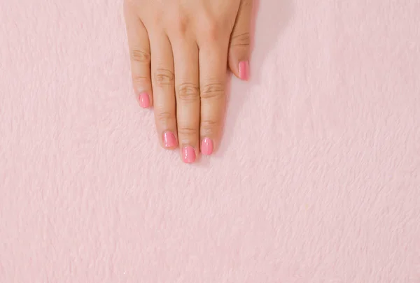 Fermer Couleur Des Ongles Main Féminine Sur Fond Rose — Photo