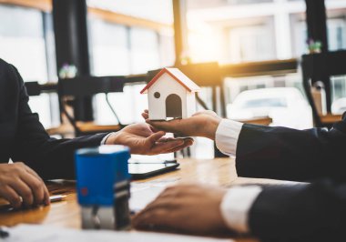 Ev emlakçı satmak emlakçı arı var belgeleri gözden geçirir