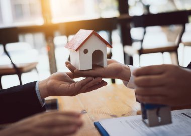 Ev emlakçı satmak emlakçı arı var belgeleri gözden geçirir