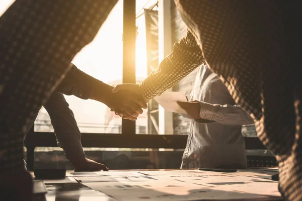 İş el sıkışma başarı kavramının insanlar anlaşma.