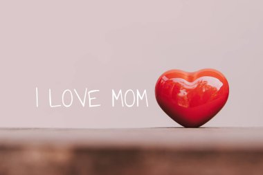 Ben kahverengi ahşap masaya koymak kırmızı kalp şeklinde anne metin seviyorum 