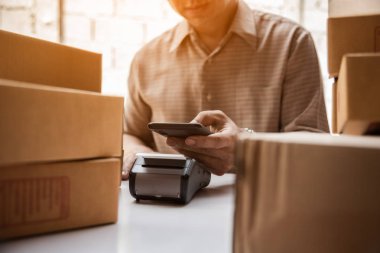 Adam el tutan kredi kartı okuyucu nfc teknoloji para makinesi.