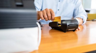 Kredi kartı makinesi ile işadamları arasında kart ödemeleri