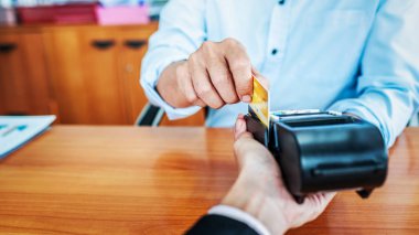 Kredi kartı makinesi ile işadamları arasında kart ödemeleri