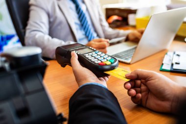 Nfc ödeme sistemi ile kredi kartı tutan iş grubu