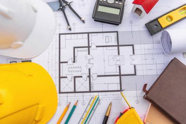 Plan ve sert şapka constuction bina ile Mimar masası.