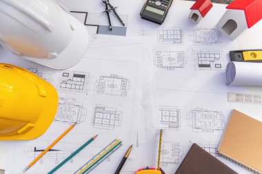 Plan ve sert şapka constuction bina ile Mimar masası.