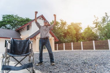 Tekerlekli sandalyeye yakın atlayan ve felçten kurtarılan genç adam