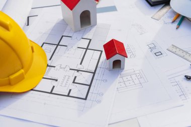 Plan ve sert şapka constuction bina ile Mimar masası.