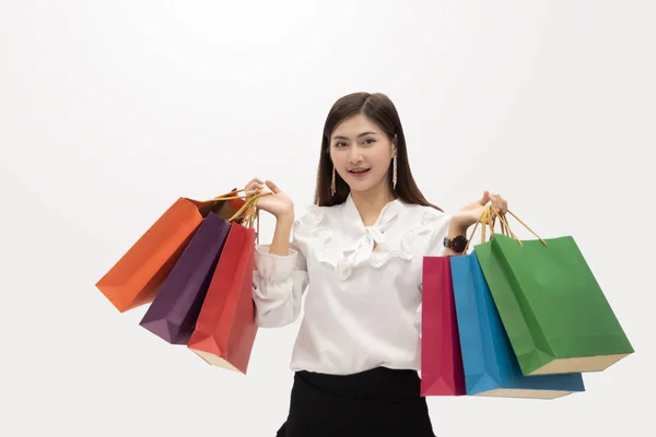 Kvinnan håller shopping väska mot vit bakgrund. — Stockfoto