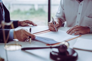 Orta yaş Asya iş adamları ve avukatlar tartışıyor grup