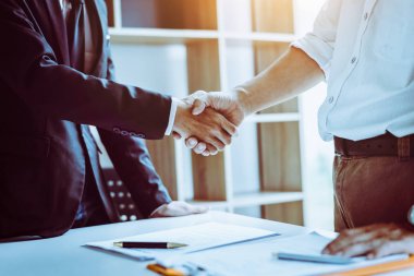 Orta yaş Asya ortak avukatlar avukatlar d sonra el sıkışma