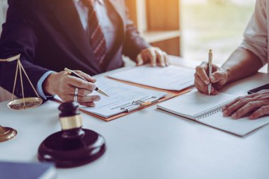 Orta yaş Asya iş adamları ve avukatlar tartışıyor grup