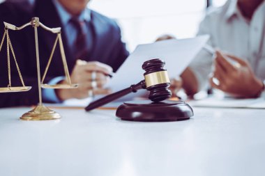 Orta yaş Asya iş adamları ve avukatlar tartışıyor grup