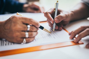 Orta yaş Asya iş adamları ve avukatlar tartışıyor grup