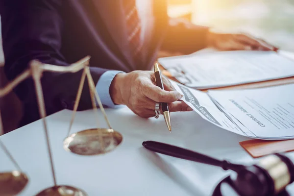 Orta yaş Asya iş adamları ve avukatlar tartışıyor grup