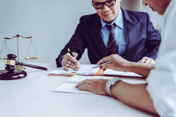 Grupo de empresarios y abogados asiáticos de mediana edad discutiendo — Foto de Stock