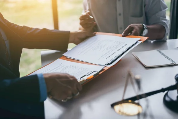 Grupo de empresarios y abogados asiáticos de mediana edad discutiendo —  Fotos de Stock