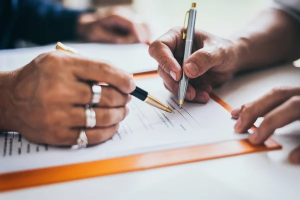 Grupo de empresarios y abogados asiáticos de mediana edad discutiendo — Foto de Stock