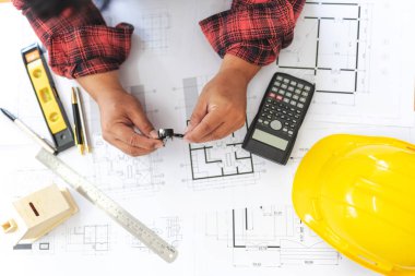 Mühendis Asya kişi çizim mimar planı yüksek açı görünümü 