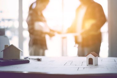 Mimarlar takım çalışması toplantı ve planları tartışmak.