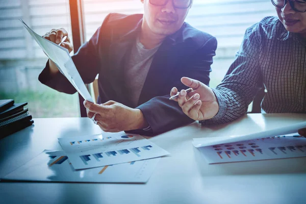 Aziatische business man van middelbare leeftijd bespreekt problemen en missen — Stockfoto