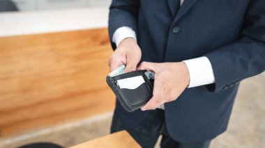 Ayakta yken erkek cüzdan tutan iş adamı.